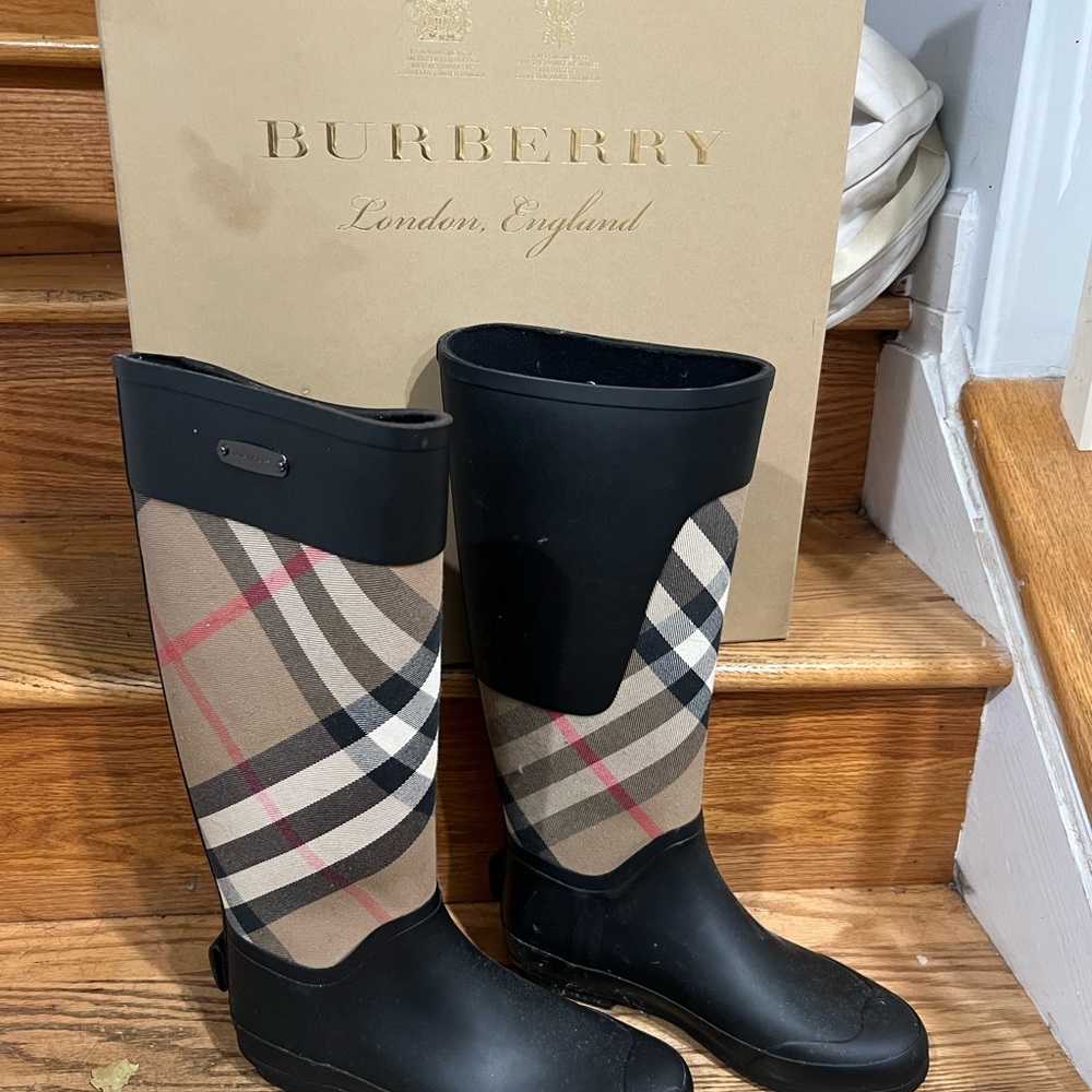 Burberry boots in excellent condition size 7 with box!